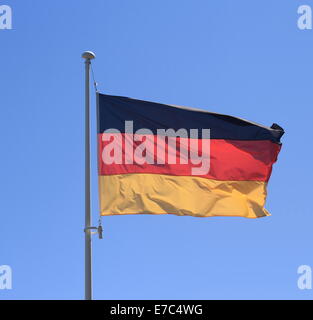 Drapeau de la République fédérale d'Allemagne le ciel bleu, Close up Banque D'Images