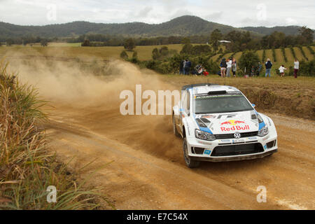 Coffs Harbour, Australie, samedi, 13 Septembre, 2014. Stade 9 spécial. Sébastien Ogier, roulant pour Volkswagen Motorsport World Rally Team tourne selon un long balai de gauche lors de l'étape 9 du Rallye d'Australie. Ogier et son co-pilote Julien Ingrassia, réussi à obtenir la première place sur les feuilles de temps après 12 étapes. Banque D'Images