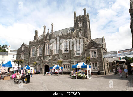 L'hôtel de ville conçu par l'architecte Edward Rundle construit en 1864 Bedford Square, Tavistock, Devon, Angleterre Banque D'Images