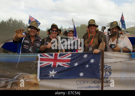 Coffs Harbour, Australie, samedi, 13 Septembre, 2014. Australian and New Zealand rally fans profitez de la poussière et de la vitesse de la compétition rallye d'Australie. Banque D'Images