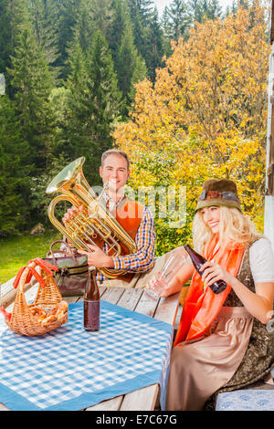 Jeune couple en costume traditionnel bavarois à la fête sur un pâturage d'été dans les montagnes Banque D'Images