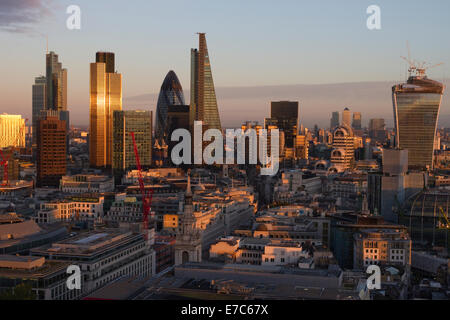 Cette image montre une vue de la ville de Londres à partir de la galerie dorée de la Cathédrale St Paul, à Londres, en Angleterre, à l'heure d'or. Banque D'Images