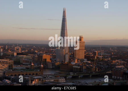 Le Shard et Guy's Hospital au coucher du soleil vu de la galerie dorée de la Cathédrale St Paul, à Londres. Banque D'Images