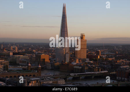 Le Shard et Guy's Hospital au coucher du soleil vu de la galerie dorée de la Cathédrale St Paul, à Londres. Banque D'Images