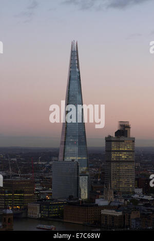 Le Shard et Guy's Hospital au coucher du soleil vu de la galerie dorée de la Cathédrale St Paul, à Londres. Banque D'Images