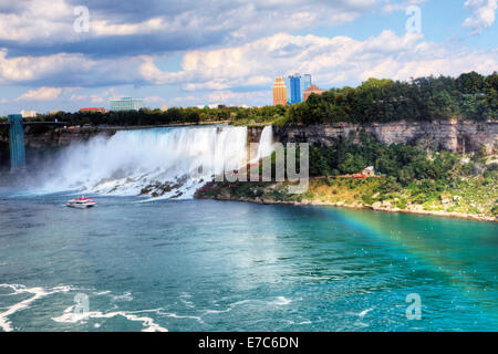 Un arc-en-ciel en face de l'American Falls à Niagara Falls Banque D'Images