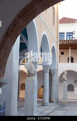 L'entrée de la cathédrale de Hydra, Grèce, avec des statues de la guerre d'indépendance 1821 amiraux. Le plus proche est Andreas Miaoulis, Banque D'Images