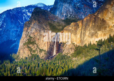 Bridalveil Falls iconique dans la vallée de Yosemite. Yosemite National Park, California, USA. Banque D'Images