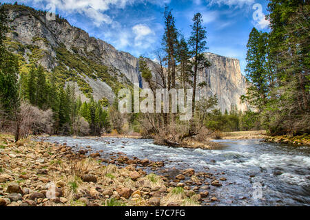 El Capitan domine la vallée. Vue depuis la rivière Merced, Yosemite National Park, Californie. USA Banque D'Images