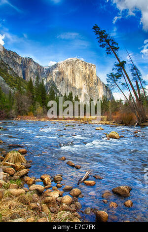 El Capitan domine la vallée. Vue depuis la rivière Merced, Yosemite National Park, Californie. USA Banque D'Images