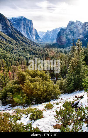 La vue sur la vallée de Yosemite à partir de l'entrée du tunnel de la vallée. Yosemite National Park, Californie Banque D'Images