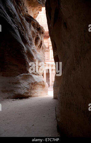 La première vue du Conseil du Trésor de la Siq, Petra Jordanie Banque D'Images