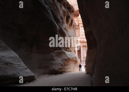 La première vue du Conseil du Trésor de la Siq, Petra Jordanie Banque D'Images