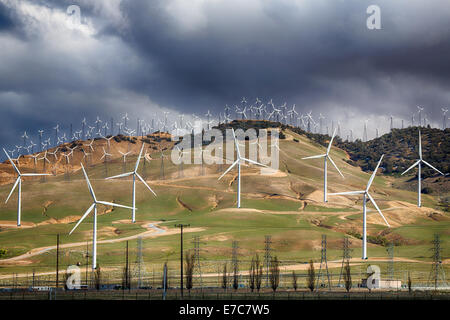 Ligne d'éoliennes les collines à l'extérieur de Bakersfield, en Californie. Banque D'Images