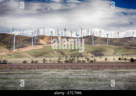 Ligne d'éoliennes les collines à l'extérieur de Bakersfield, en Californie. Banque D'Images