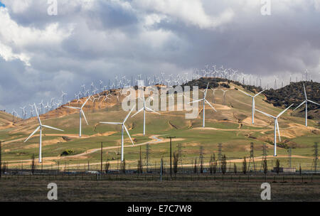 Ligne d'éoliennes les collines à l'extérieur de Bakersfield, en Californie. Banque D'Images