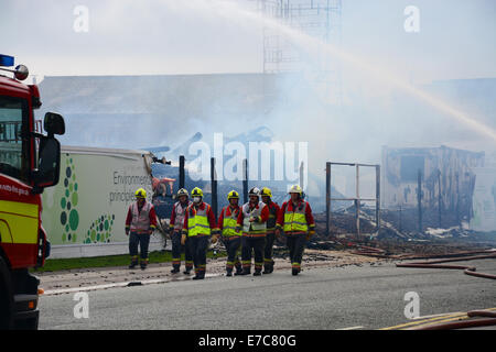 Nottingham, UK, le 13 Sep 2014. Lendemain d'incendie à l'Université de Nottingham en Angleterre ..bâtiment de chimie, Campus du Jubilé a été rasé au sol au cours de la nuit du 12/13ème Septembre 2014. Les pompiers en devoir, après une longue nuit. Crédit : Chris Whiteman/Alamy Live News Banque D'Images