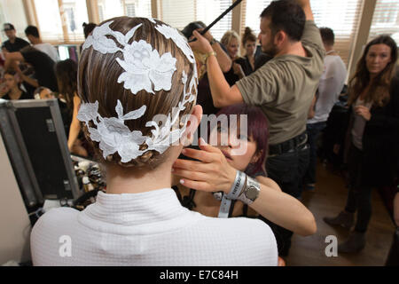 Londres, Royaume-Uni. 13 septembre 2014. Un make-up artist vérifie un modèle. Dans les coulisses du show Julien Macdonald à la London Fashion Week SS15 au Royal Opera House de Londres, en Angleterre. Photo : Alamy/CatwalkFashion Live News Banque D'Images