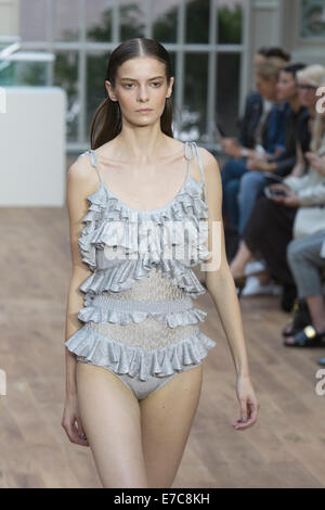 Londres, Royaume-Uni. 13 septembre 2014. A model au show Julien Macdonald au London Fashion Week SS15 au Royal Opera House de Londres, en Angleterre. Photo : Alamy/CatwalkFashion Live News Banque D'Images