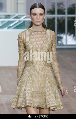 Londres, Royaume-Uni. 13 septembre 2014. A model au show Julien Macdonald au London Fashion Week SS15 au Royal Opera House de Londres, en Angleterre. Photo : Alamy/CatwalkFashion Live News Banque D'Images