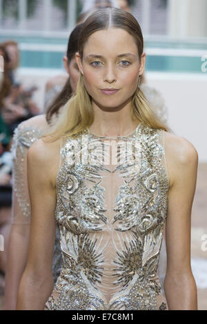 Londres, Royaume-Uni. 13 septembre 2014. A model au show Julien Macdonald au London Fashion Week SS15 au Royal Opera House de Londres, en Angleterre. Photo : Alamy/CatwalkFashion Live News Banque D'Images