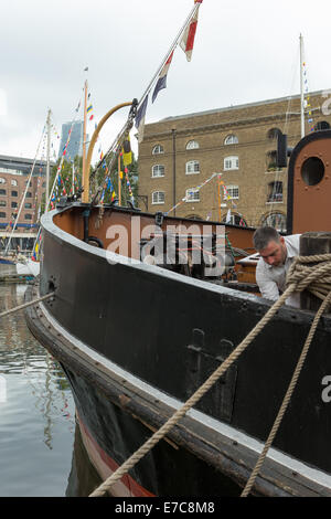 Londres, Royaume-Uni. 13 septembre 2014. La célébration annuelle de l'historique de travail classique, et les bateaux ont eu lieu à St Katharine Docks dans le cadre du mois festival Thames totalement Crédit : Neil Cordell/Alamy Live News Banque D'Images