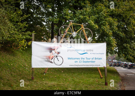 Haslemere, UK. 13 Sep, 2014. Une bannière et location accueil cavaliers sur scène 7 (Camberley à Brighton) de la Tournée 2014 de la Grande-Bretagne. Crédit : Anthony Hatley/Alamy Live News Banque D'Images