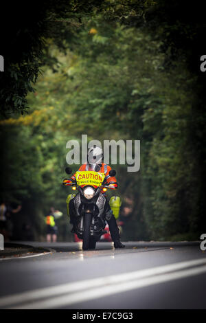 Fernhurst, UK. 13 Sep, 2014. Un pilote moto officiel attend les cyclistes à l'étape 7 (Camberley à Brighton) de la Tournée 2014 de la Grande-Bretagne. Crédit : Anthony Hatley/Alamy Live News Banque D'Images