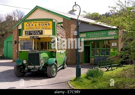 1929 Leyland Motor Services Southdown TD Titan1 Open Top Double Decker bus à l'arrêt passager & Booking Office Banque D'Images