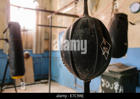 Punchball abandonnés dans un club de boxe. Banque D'Images