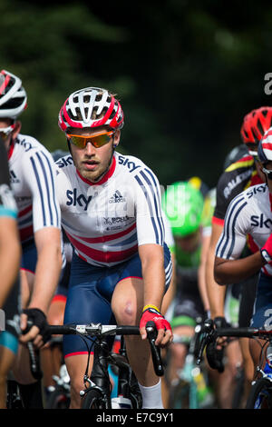 Fernhurst, UK. 13 Sep, 2014. Dan Mclay de l'équipe cycliste britannique dans le peloton principal à l'étape 7 (Camberley à Brighton) de la Tournée 2014 de la Grande-Bretagne. Crédit : Anthony Hatley/Alamy Live News Banque D'Images