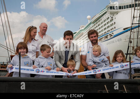 Joe Dixie-Goodman, Iain Percy et Matt Baker ainsi que les enfants ouvrez le Southampton Boat Show 2014 Banque D'Images