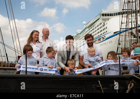 Joe Dixie-Goodman, Iain Percy et Matt Baker ainsi que les enfants ouvrez le Southampton Boat Show 2014 Banque D'Images