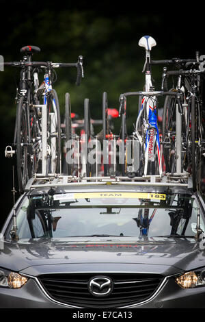 Fernhurst, UK. 13 Sep, 2014. Une voiture de l'équipe chargés de pièces de bicyclettes sur stade 7 (Camberley à Brighton) de la Tournée 2014 de la Grande-Bretagne. Crédit : Anthony Hatley/Alamy Live News Banque D'Images