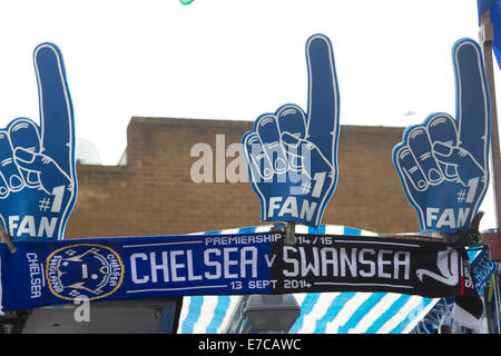 Stamford Bridge Londres, Royaume-Uni. 13 septembre 2014. Sounvenir scarfes pour la Premier League match entre Chelsea et le Swansea Crédit : amer ghazzal/Alamy Live News Banque D'Images