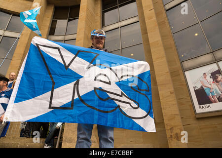 Buchanan Street, Glasgow, Scotland, UK. 13 sept 2014. Une grande foule s'abattre sur le centre-ville de Glasgow pour donner l'appui de la campagne Yes dans les prochains référendum sur l'indépendance de l'Écosse. Crédit : Paul Stewart/Alamy Live News Banque D'Images