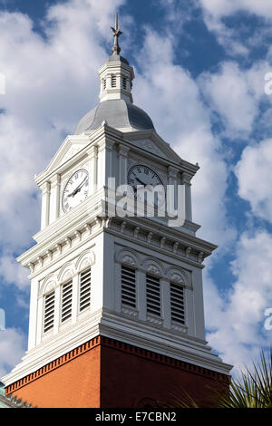 Clocher de l'horloge du Renouveau classique et clocher de l'ancien palais de justice du comté de Nassau historique à Fernandina Beach, Florida, USA. Banque D'Images