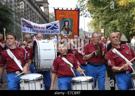 Édimbourg, Grande-Bretagne. 13 Sep, 2014. Les gens mars au cours d'un grand défilé pro-syndicat à Édimbourg, Grande-Bretagne, le 13 septembre 2014. Les deux campagnes ont donné une poussée finale le samedi à la dernière fin de semaine à l'avance jeudi prochain un référendum sur l'indépendance écossaise. Un grand défilé pro-union européenne a suscité beaucoup d'enthousiasme à Edimbourg avec plus de 10 000 participants de l'ordre d'Orange group en Grande-Bretagne à l'appui de l'Union européenne. Credit : Guo Chunju/Xinhua/Alamy Live News Banque D'Images