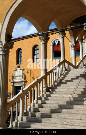 Le grand escalier de l'Palazzo Municipale à Ferrara Banque D'Images