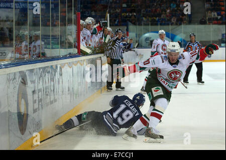 Moscou, Russie. 13 Sep, 2014. Denis 19 Dinamo Moscou Kokarev automne pour la glace au cours de la bataille de la rondelle contre # 10 Igor Mironov Ak Bars Kazan en une saison 2014-2015 Championnat KHL match de hockey sur glace au stade Luzhniki. Le Dinamo Moscou a gagné le match 3:2. Crédit : Anna Sergeeva/ZUMA/Alamy Fil Live News Banque D'Images