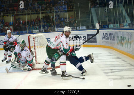 Moscou, Russie. 13 Sep, 2014. 26 Shon Heshka Ak Bars Kazan bataille pour la rondelle avec # 33 Dinamo Moscou Maxim Pestushko dans une saison 2014-2015 Championnat KHL match de hockey sur glace au stade Luzhniki. Le Dinamo Moscou a gagné le match 3:2. Crédit : Anna Sergeeva/ZUMA/Alamy Fil Live News Banque D'Images