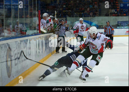 Moscou, Russie. 13 Sep, 2014. Denis 19 Dinamo Moscou Kokarev automne pour la glace au cours de la bataille de la rondelle contre # 10 Igor Mironov Ak Bars Kazan en une saison 2014-2015 Championnat KHL match de hockey sur glace au stade Luzhniki. Le Dinamo Moscou a gagné le match 3:2. Crédit : Anna Sergeeva/ZUMA/Alamy Fil Live News Banque D'Images