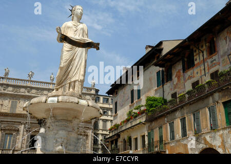 Fontana di Piazza della Erbe à Vérone Banque D'Images