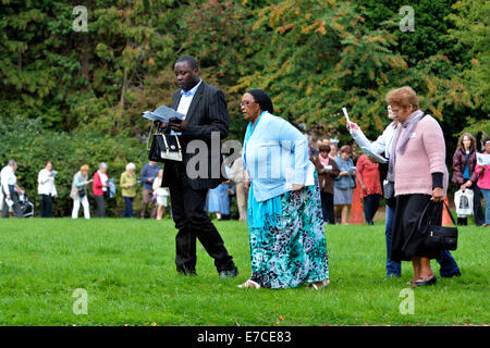 Fallowfield, Manchester, UK 13 Septembre 2014 La Légion de Marie tient sa 41e assemblée annuelle Croisade du Rosaire dans Platt Fields Park. Une soixantaine de catholiques romains, à réciter le rosaire, chanter des hymnes et d'avoir une petite procession. Fr Simon Stamp, un jeune prêtre de Accrington, a donné une courte homélie. Croisade du Rosaire Manchester, UK Banque D'Images