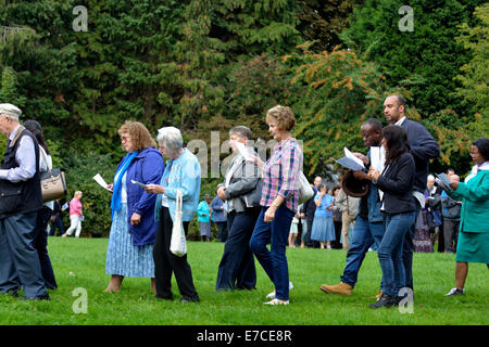 Fallowfield, Manchester, UK 13 Septembre 2014 La Légion de Marie tient sa 41e assemblée annuelle Croisade du Rosaire dans Platt Fields Park. Une soixantaine de catholiques romains, à réciter le rosaire, chanter des hymnes et d'avoir une petite procession. Fr Simon Stamp, un jeune prêtre de Accrington, a donné une courte homélie. Croisade du Rosaire Manchester, UK Banque D'Images