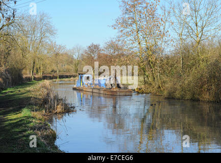 Dragage sur la Stratford upon Avon canal près de Wooton Wawem dans Warwickshire, Angleterre, RU Banque D'Images