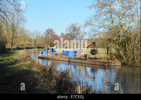 Dragage sur la Stratford upon Avon canal près de Wooton Wawem dans Warwickshire, Angleterre, RU Banque D'Images