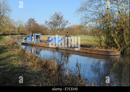 Dragage sur la Stratford upon Avon canal près de Wooton Wawem dans Warwickshire, Angleterre, RU Banque D'Images