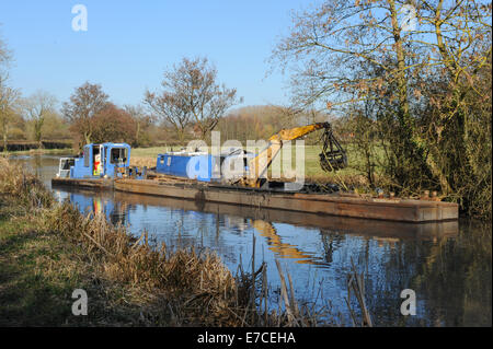 Dragage sur la Stratford upon Avon canal près de Wooton Wawem dans Warwickshire, Angleterre, RU Banque D'Images