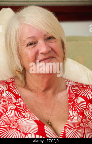 Une jolie dame mature smiling Banque D'Images